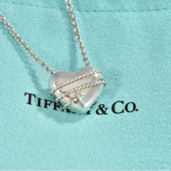 Authentic Tiffany & Co. Vintage 925 Sterling Silver Arrow Heart Pendant Necklace - Picture 3 of 8